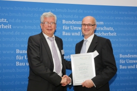 Das Energieeffizienz- und Klimaschutz-Netzwerk Frankfurt Rhein-Main wurde auf der LEEN-Jahreskonferenz 2015 ausgezeichnet. Peter Salbreiter (rechts) nahm die Urkunde von MinDir Franzjosef Schafhausen (BMUB) entgegen. © Projekt LEEN100plus/Maelsa