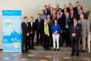 Vertreter der Stadt Frankfurt und der teilnehmenden Betriebe sowie Mitglieder des wissenschaftlichen Projektteams feiern das erste LEEN100-Netzwerk. © Salome Roessler